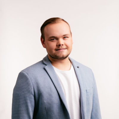 Henkilökuva Veritaksen viestinnän asiantuntija Atte Kymäläisestä.