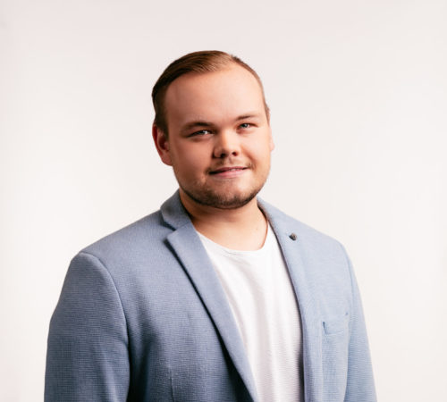 Henkilökuva Veritaksen viestinnän asiantuntija Atte Kymäläisestä.