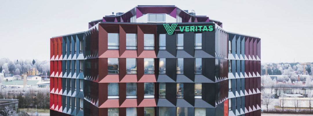 Veritaksen pääkonttori Trivium Retoriikka talvisessa maisemassa.