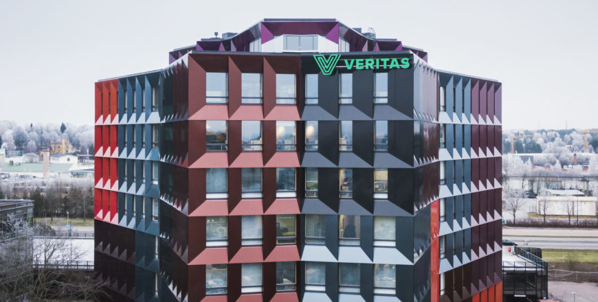 Veritaksen pääkonttori Trivium Retoriikka talvisessa maisemassa.