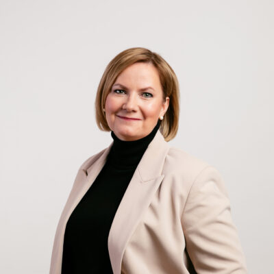 Henkilökuva Katja Niemimäestä.