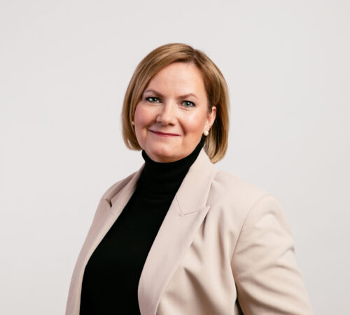 Henkilökuva Katja Niemimäestä.