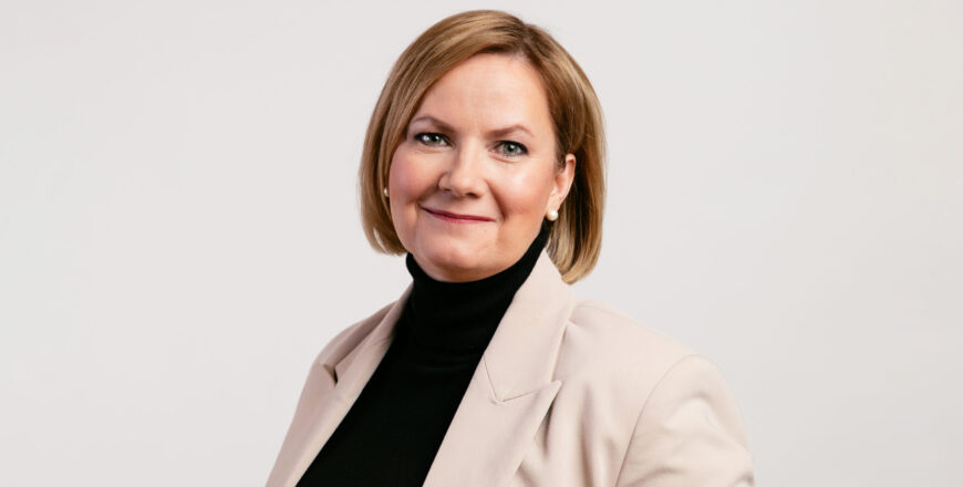 Henkilökuva Veritaksen työkykyasiantuntija Katja Niemenmäestä.