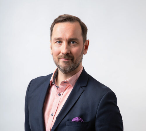 Henkilökuva Veritaksen myyntijohtaja Antti Vannisesta.