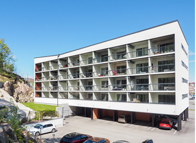 Unioninkadun asuntojen parvekkeet ovat sisäpihan suuntaan. Pihalla on leikkipaikka sekä parkkipaikkoja.