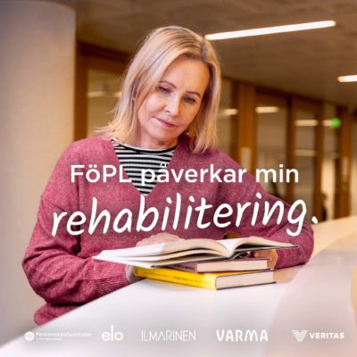 Text FöPL påverkar min rehabilitering och en person som sitter vid ett bord och läser en bok.