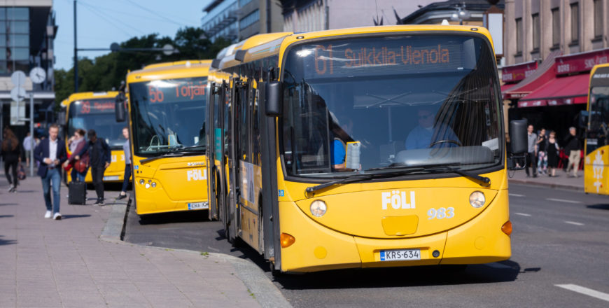 Turun joukkoliikenteen keltainen föli-bussi Turun keskustassa.