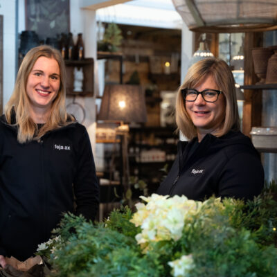 Veritaksen asiakkaat ja Feja:n yrittäjät, Maria Saine ja Elinda Fredman, hymyilevät kameralle.