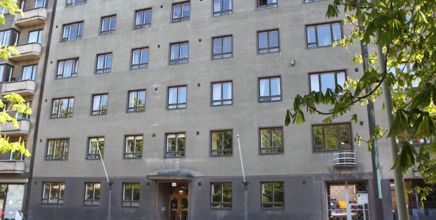 Hesperiankadun kerrostalon julkisivukuva. Talo on kuusikerroksinen ja julkisivu on ruskean sävyinen. Sisääntulossa on muutama porras sekä tuplaovet. Talon oikeassa reunassa on porttikonki sisäpihalle.
