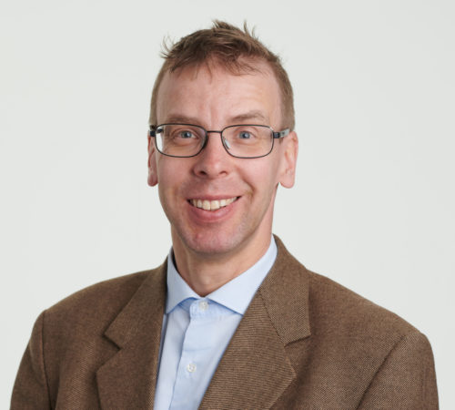 Veritaksen myyntipäällikkö Juha-Matti Hyttinen hymyilee henkilökuvassa.