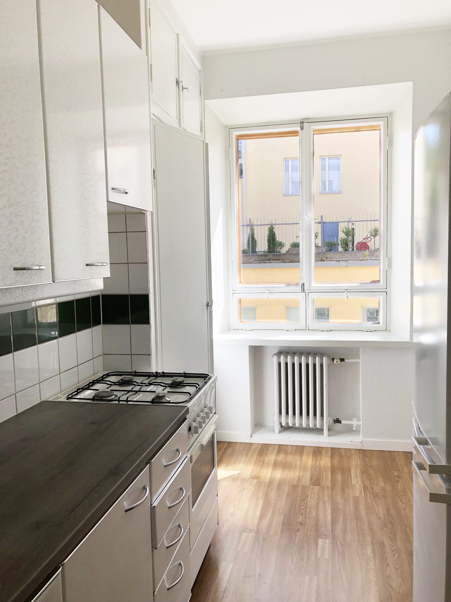keittiössä uuni/hella, jääkaappipakastin ja säilytyskaappeja.