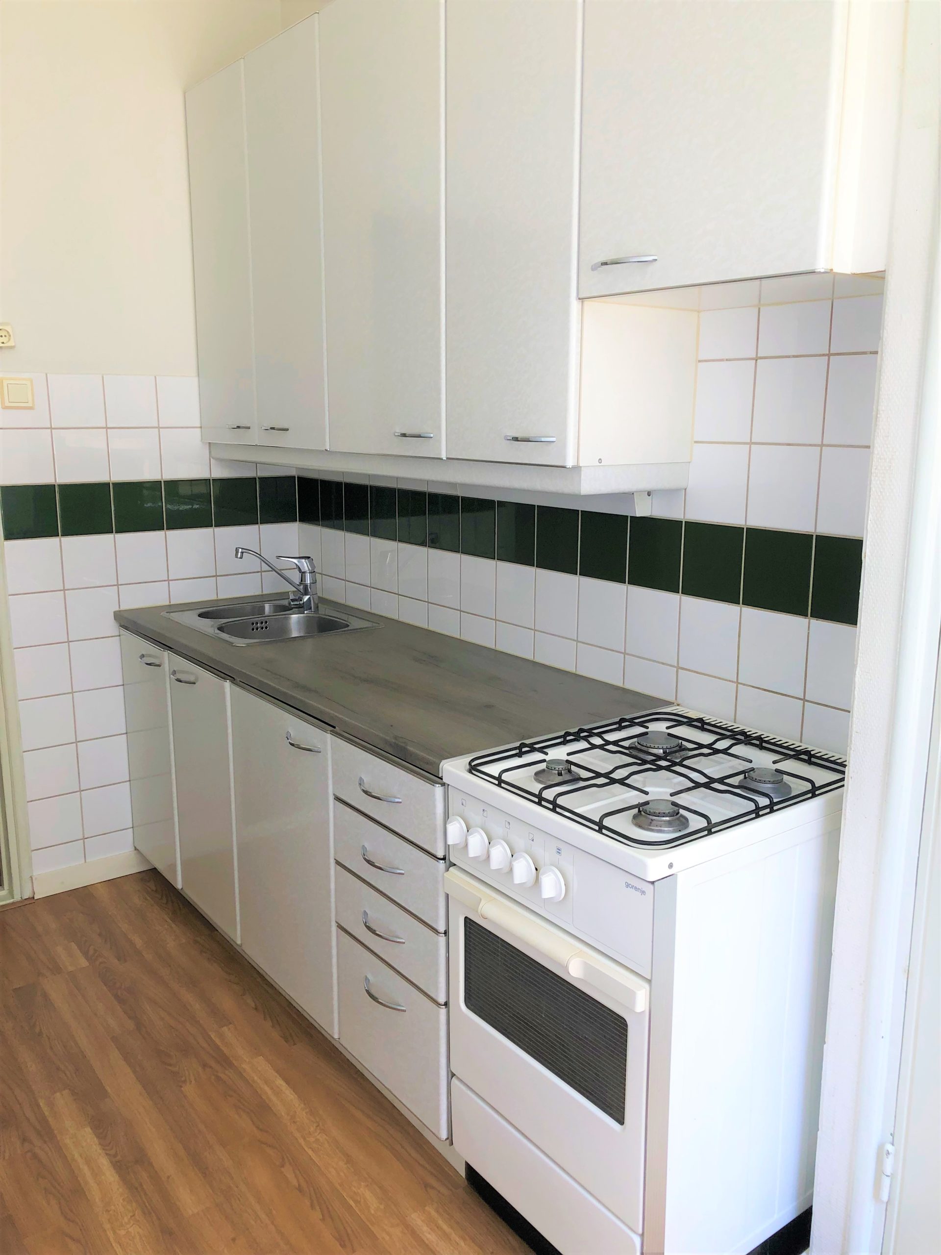 keittiössä uuni/hella, vesihana ja lavuaari sekä säilytyskaappeja.