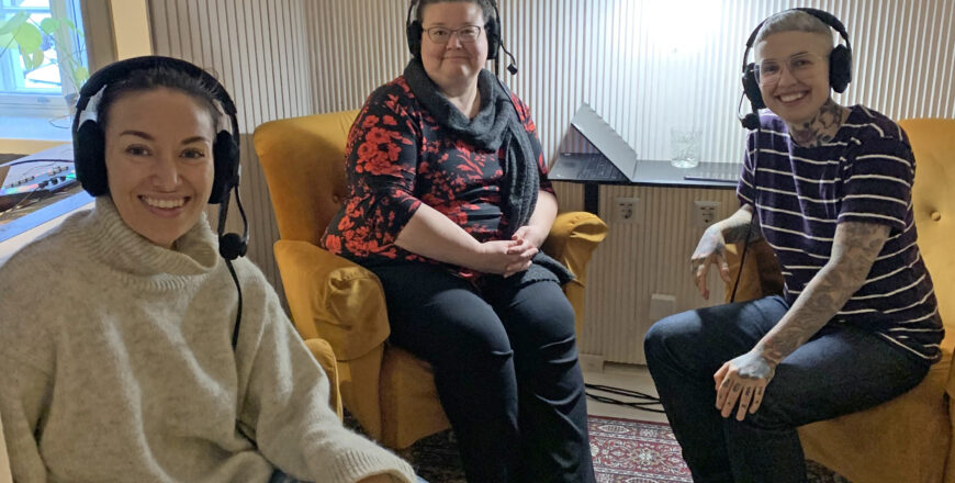 Nata Salmela, Jasmin Hamid ja Tiina Laine istuvat nojatuoleissa kuulokkeet päällä.