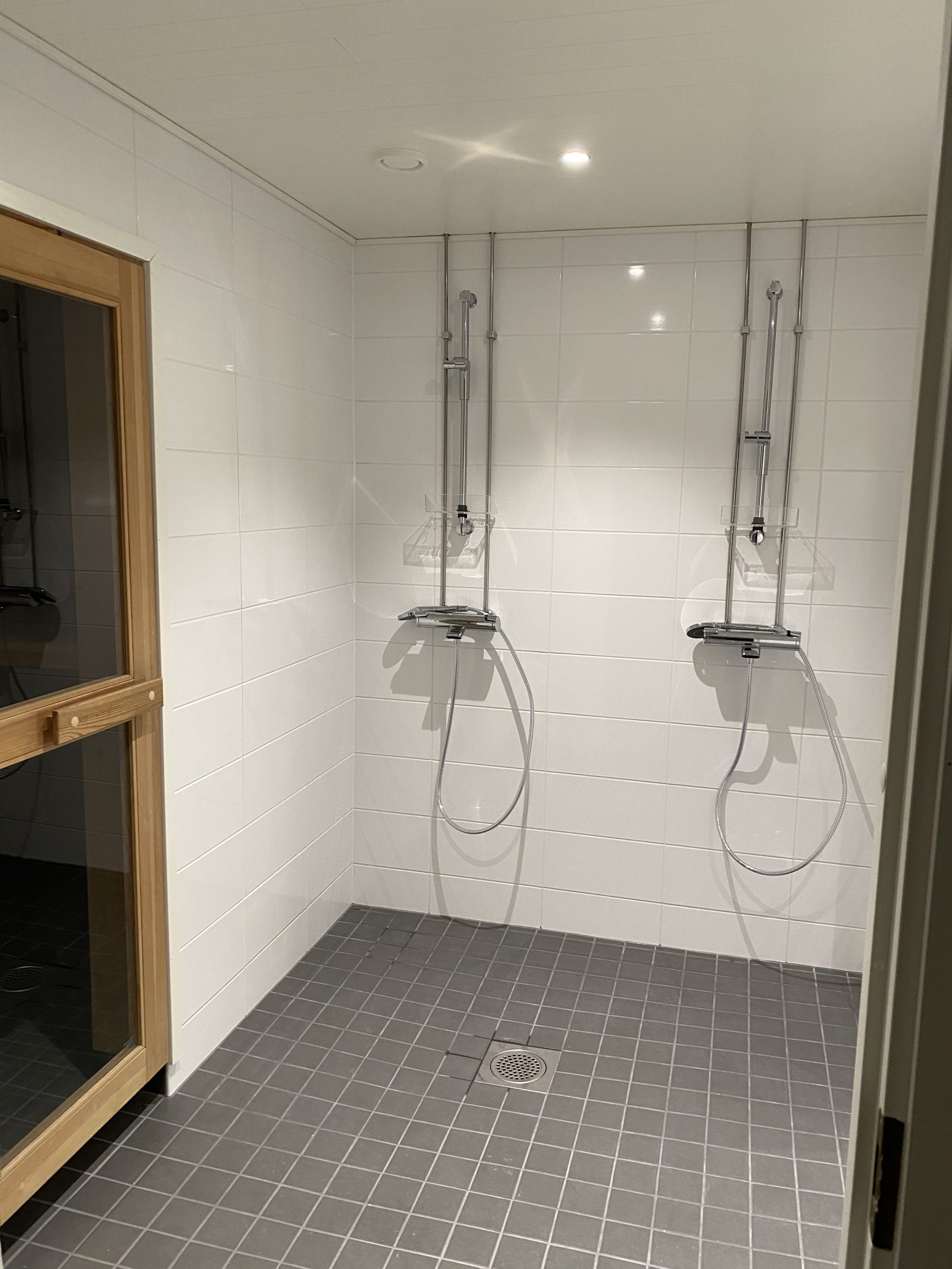 Kylpyhuoneessa kaksi suihkua ja sauna.