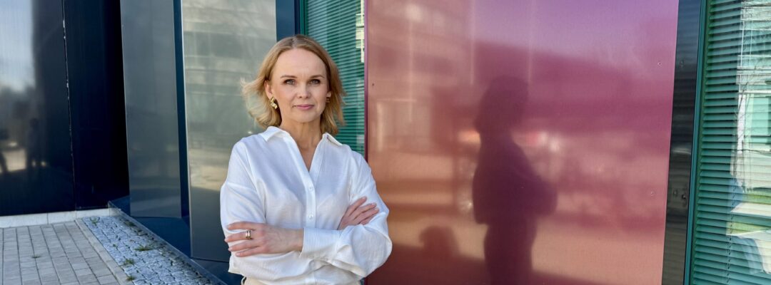 Veritaksen henkilöstöjohtaja Pia Lamberg kuvattuna Turun pääkonttorin edessä.