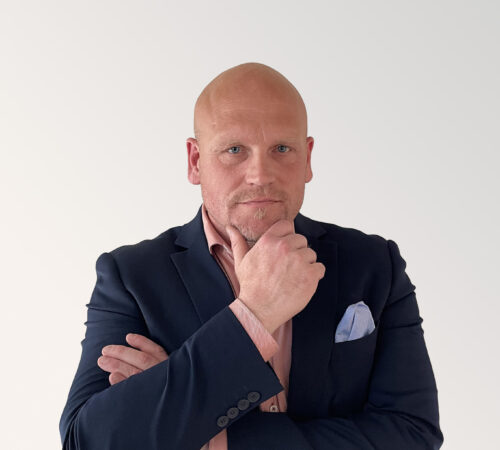 Henkilökuva Veritaksen asiakkuusjohtaja Michael Isakssonista.