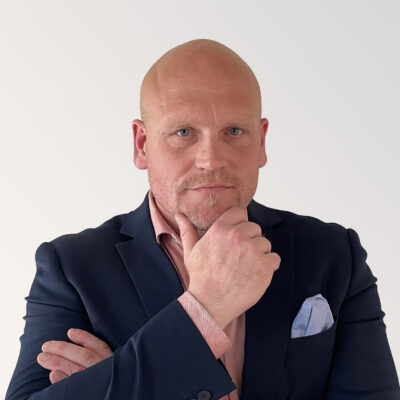 Henkilökuva Veritaksen asiakkuusjohtaja Michael Isakssonista.