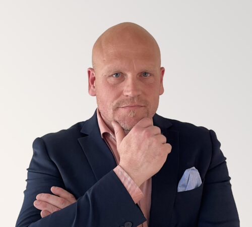 Henkilökuva Veritaksen asiakkuusjohtaja Michael Isakssonista.