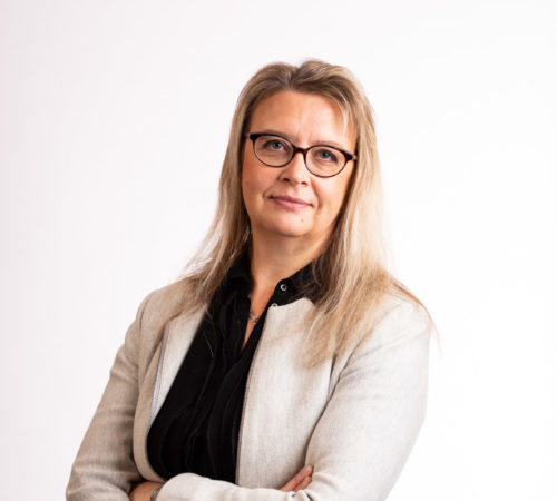 Henkilökuva Veritaksen kiinteistölakimies Jaana Kortekurusta.