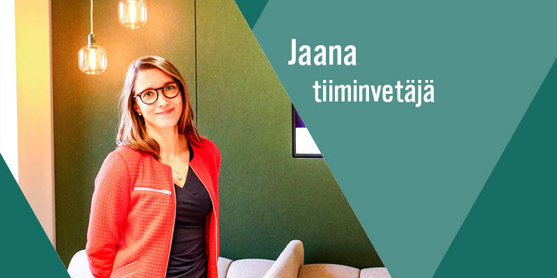 Veritaksen tiiminvetäjä Jaana Lehikoinen seisoo ja hymyilee kameralle.