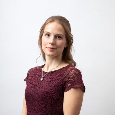 Henkilökuva Veritaksen työkykyasiantuntija Jenni Haglundista.
