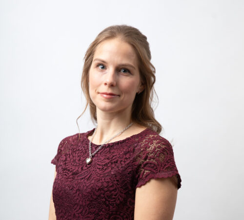 Henkilökuva Veritaksen työkykyasiantuntija Jenni Haglundista.