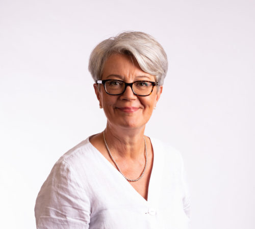Henkilökuva Veritaksen työkykyasiantuntija Katri Wännisestä.