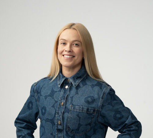Veritaksen lakiasiainjohtaja Linda Magnusson hymyilee kameralle.