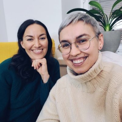 Selfie, jossa vaikuttajat Nata Salmela ja Jasmin Hamid hymyilevät iloisesti.