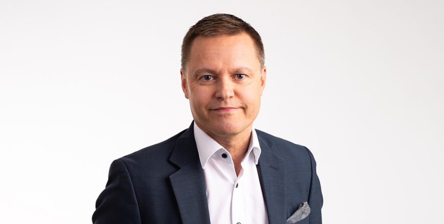 Veritaksen eläke- ja työkykyjohtaja Mika Paananen hymyilee henkilökuvassa.