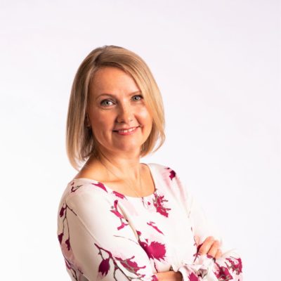 Henkilökuva Veritaksen työkykyasiantuntija Minna Blissistä.