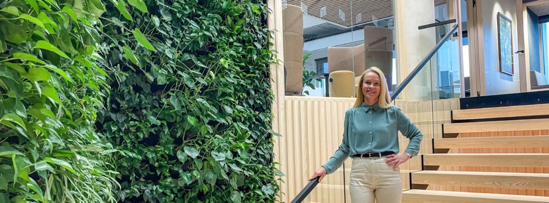 Linda Magnusson står i trapporna på kontor i Åbo.