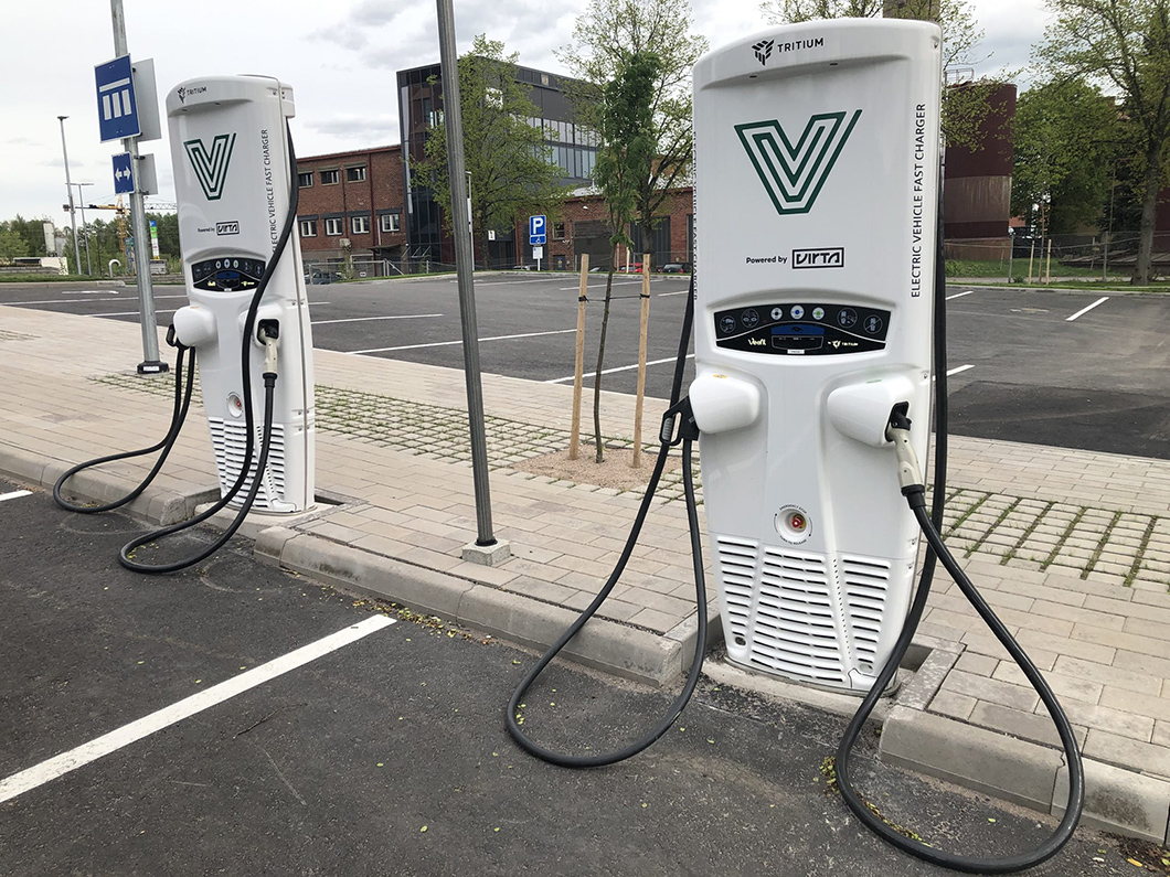Veritaksen neljä sähköauton latauspaikkaa Retoriikan parkkipaikalla.