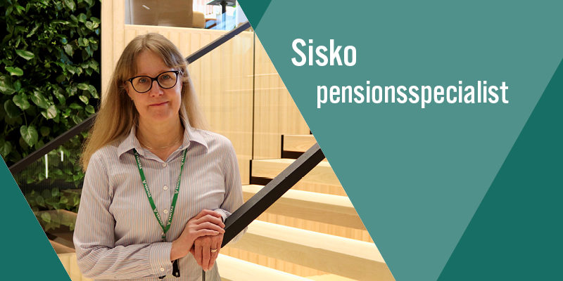 Pensionsspecialist Sisko står i trapporna.