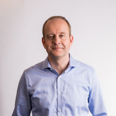 Henkilökuva Veritaksen asiakkuusjohtaja Staffan Åbergista.