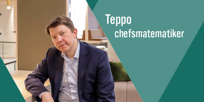 Karriärberättelse om Veritas chefsmatematiker Teppo Rakkolainen. I bilden sitter han på stolen och lutar sig mot bordet.