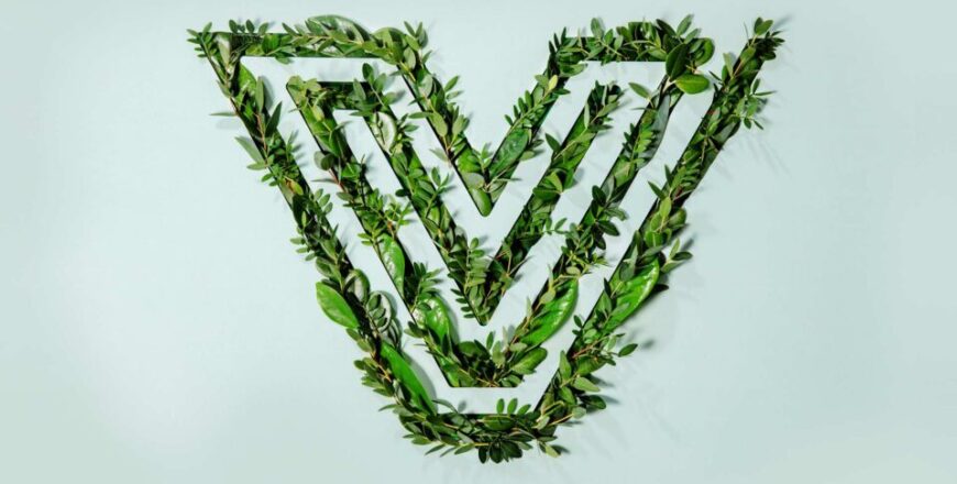Veritaksen V-logo vihreistä kasveista tehtynä.