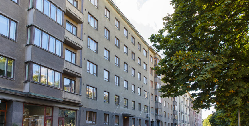 "asuintalon edessä autoja parkissa kadun varressa.."