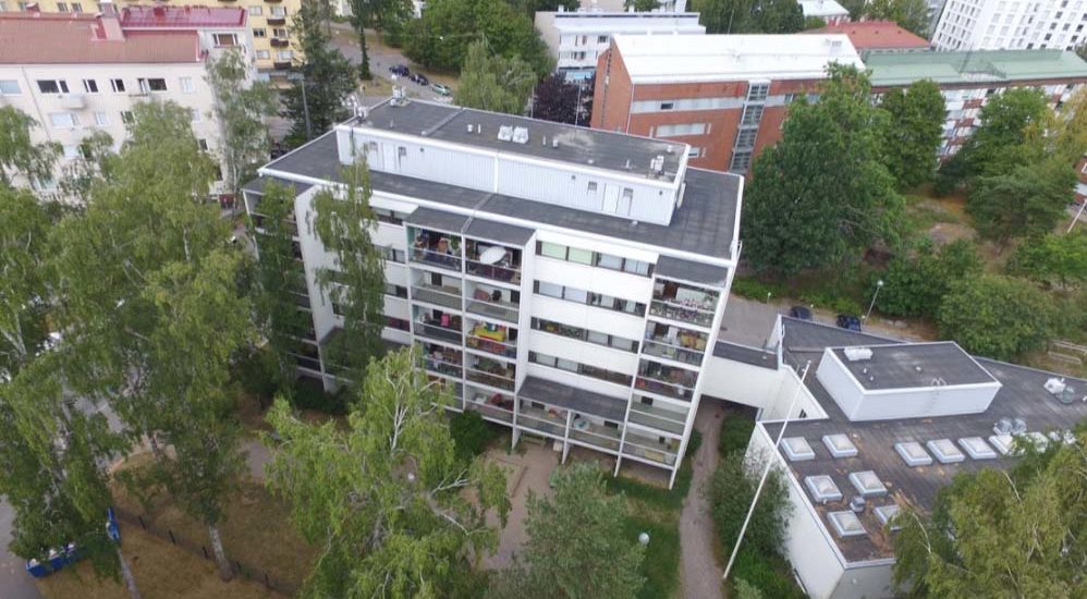Ilmakuva Asunto Oy Helsingin Meripuistotien kerrostalosta.