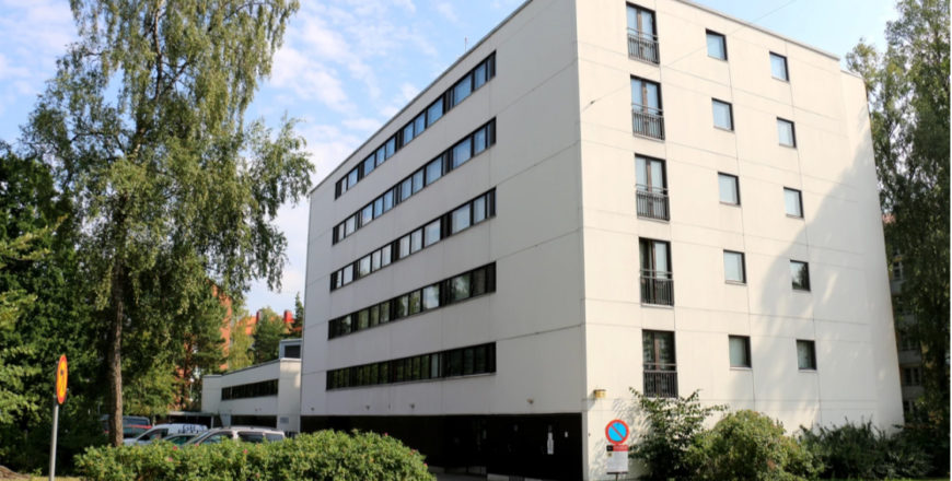 Julkisivukuva Meripuistotie viistosti sivusta kadun puolelta.