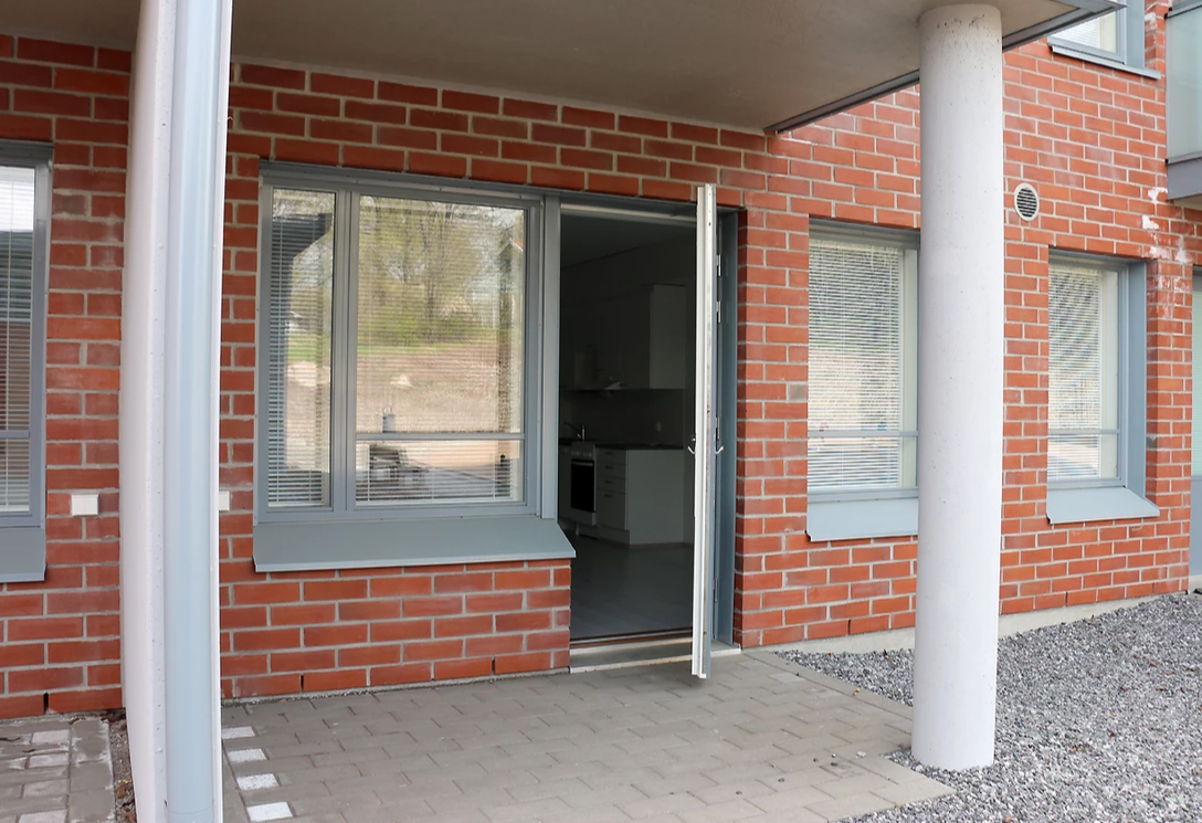 "ensimmäisen kerroksen asunnon patio."