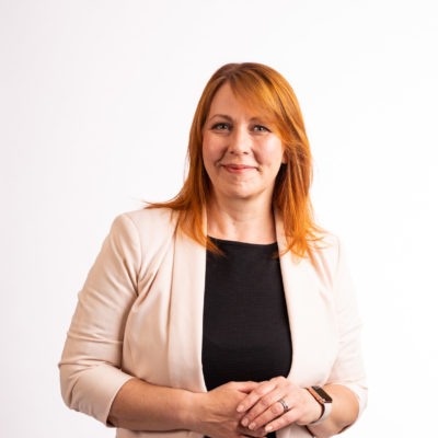 Pirta Toivonen hymyilee.