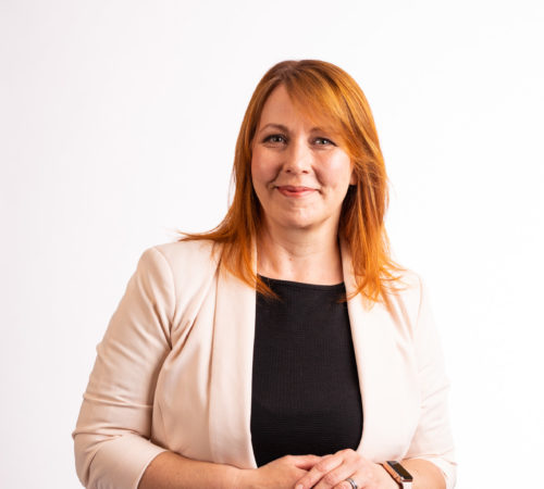 Pirta Toivonen hymyilee.