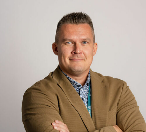 Veritaksen aluepäällikkö Roni Tervo hymyilee kuvassa.