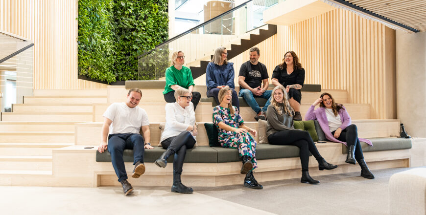 Ryhmäkuva Veritaksen työntekijöistä Turun pääkonttorilla.